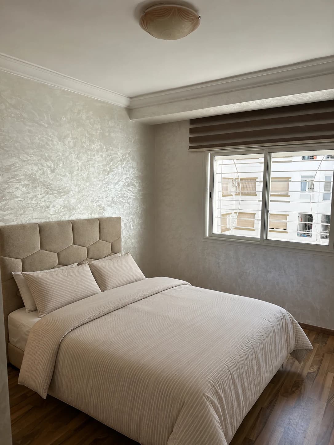 Modern Apt, Private Parking, Fast WiFi & Elevator - Photo 2